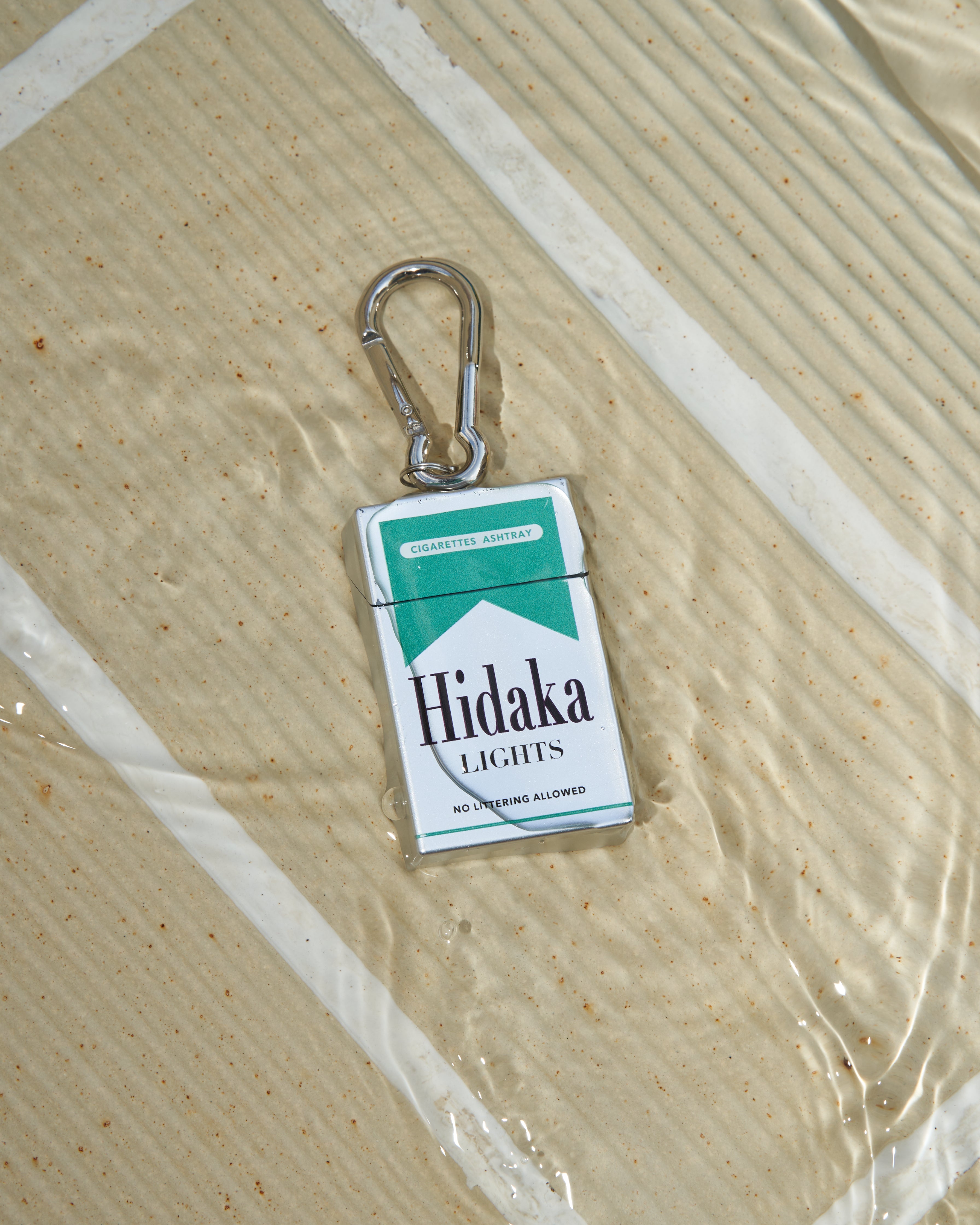 飛行機の灰皿 なぜ未だに飛行機のトイレには灰皿があるのか？フライトアテンダントに